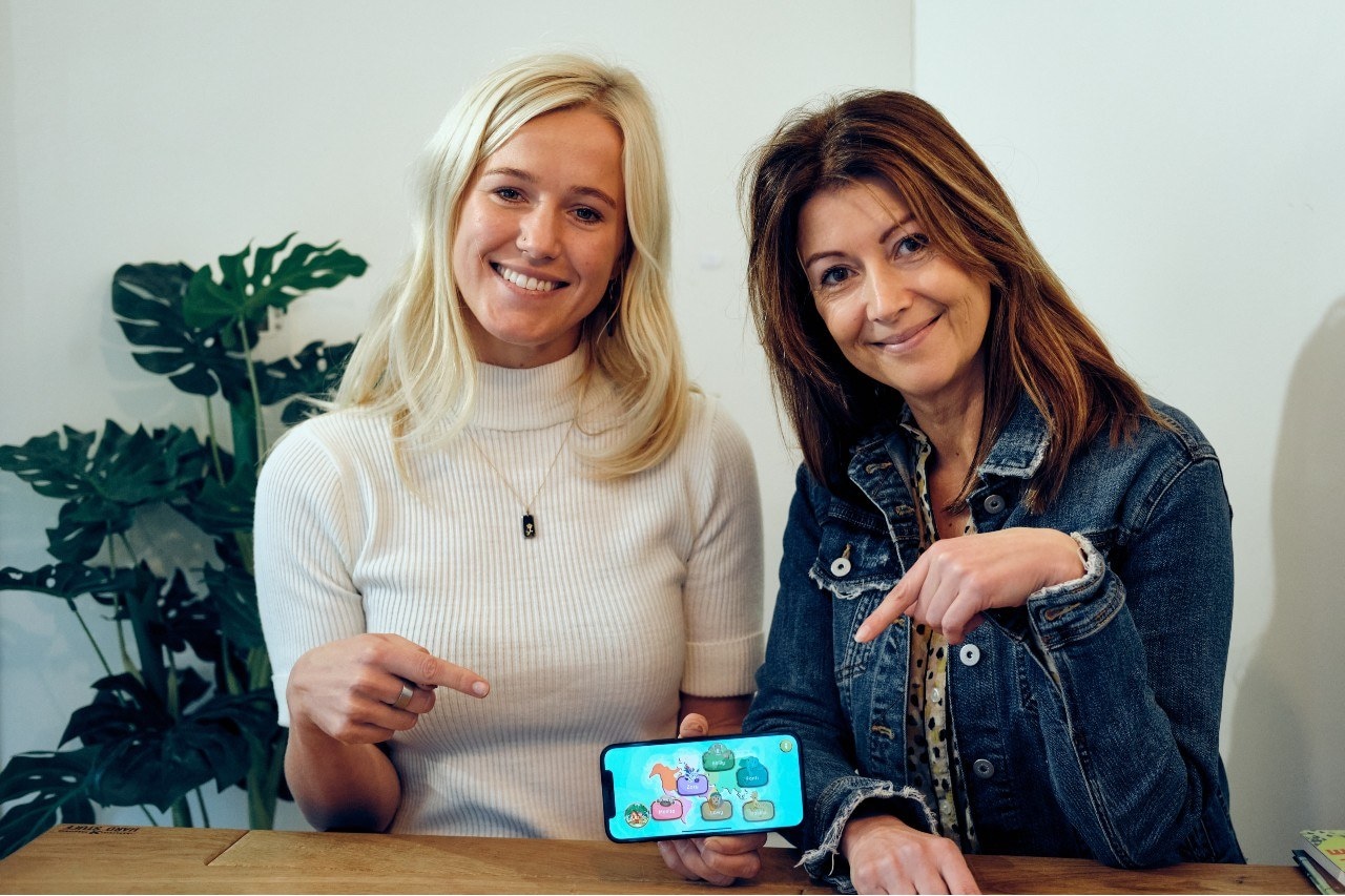 Amber Stam en Carolina Bongers met de app waarvoor zij crowdfunding zijn gestart.