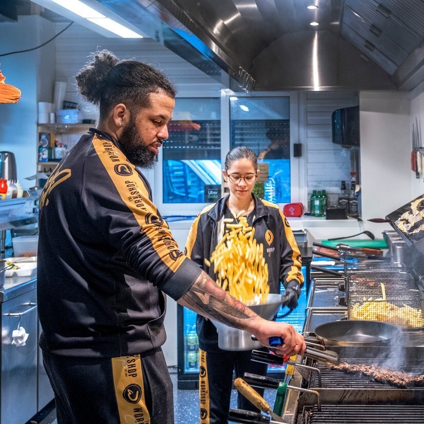 Aan de kook in The Kitchen Dojo. Foto: Raymond Rutting