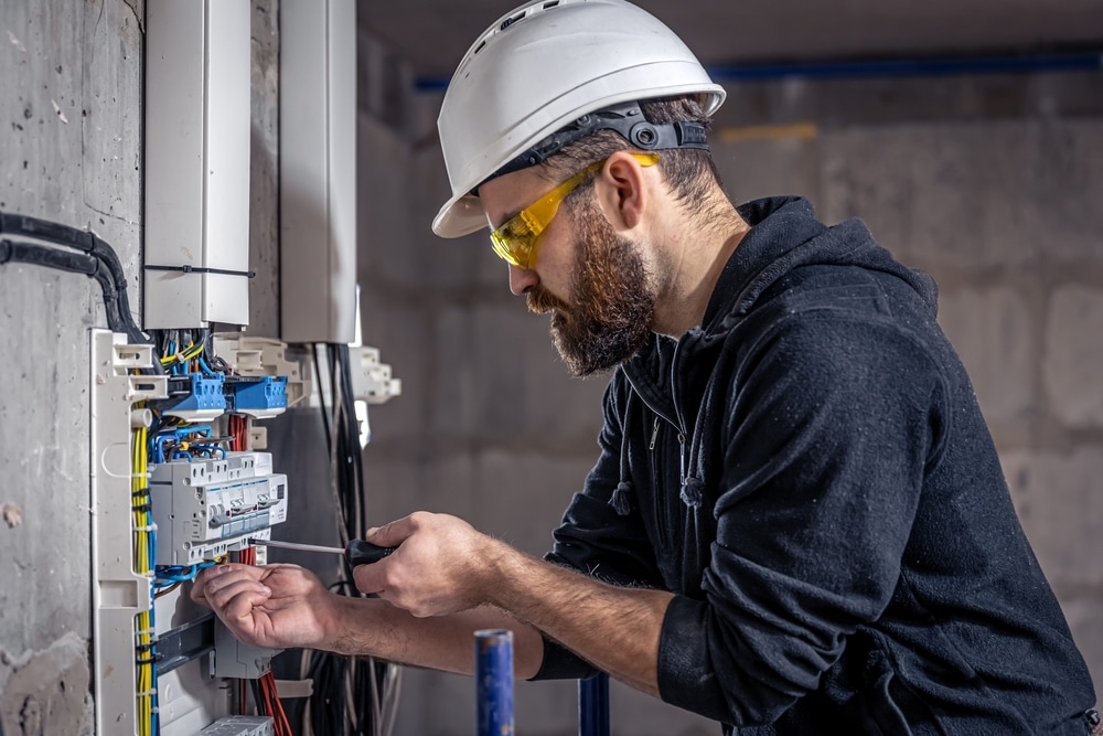 In de sectoren energie en techniek is gekwalificeerd personeel momenteel schaars. De vrees is dat deze schaarste bijvoorbeeld een soepele en snelle energietransitie kan beïnvloeden. In een goed werkende arbeidsmarkt ontstaat bij schaarste druk om de lonen te verhogen en de arbeidsvoorwaarden te verbeteren. Foto: Shutterstock