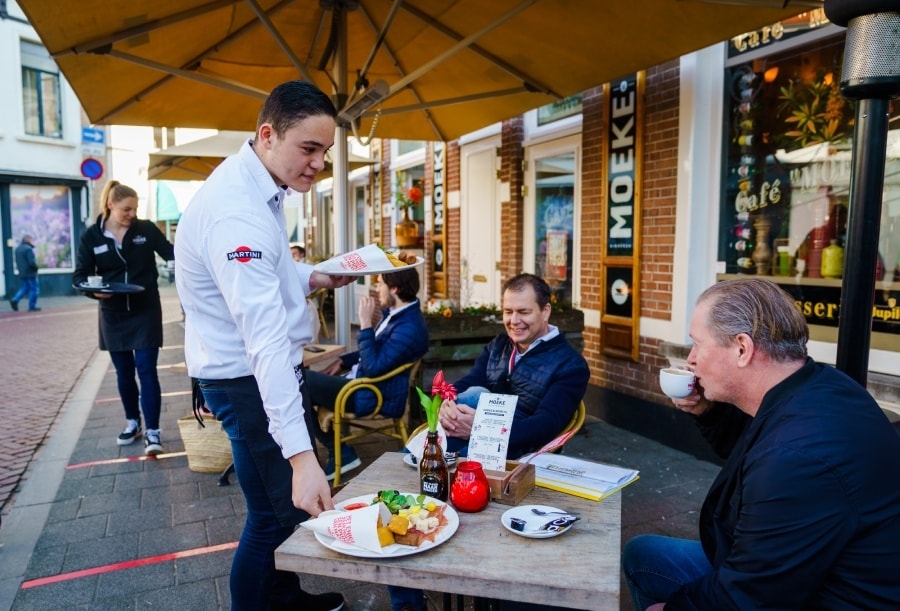 Een tekort aan personeel is er niet alleen in de horeca, maar ook op de winkelvloer. Foto: ANP.