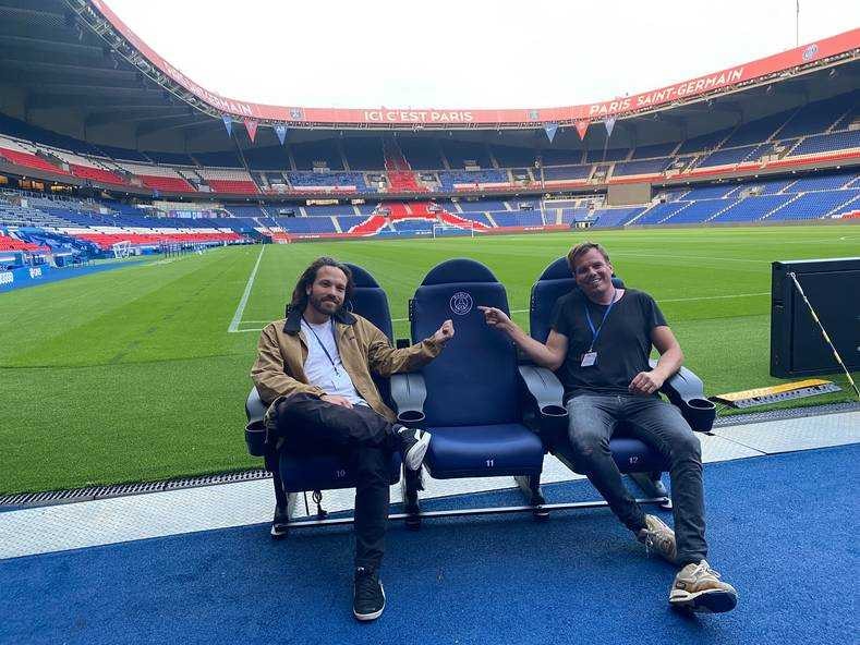 Jorg Rijkschroeff (links) en Jeroen Diks op de 'eigen' stoelen in het stadion van Paris Saint-Germain. Foto: Sit &amp; Heat
