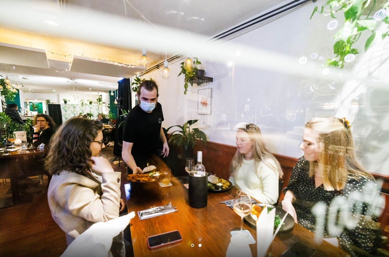 Ook bij Foodbar Focus zijn weer veel tafeltjes bezet. Foto: AD - Pix4Profs/Jules van Iperen.