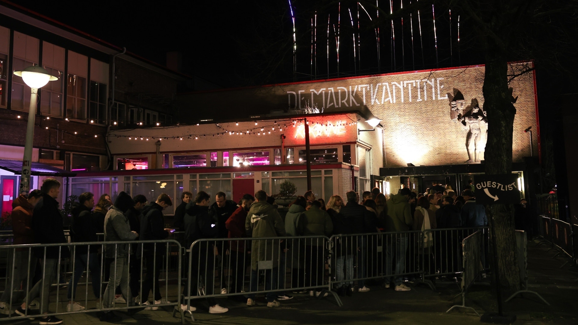 De Marktkantine trok zaterdag 2.000 bezoekers en dus stond er een wachtrij. Foto: Iris Zebli
