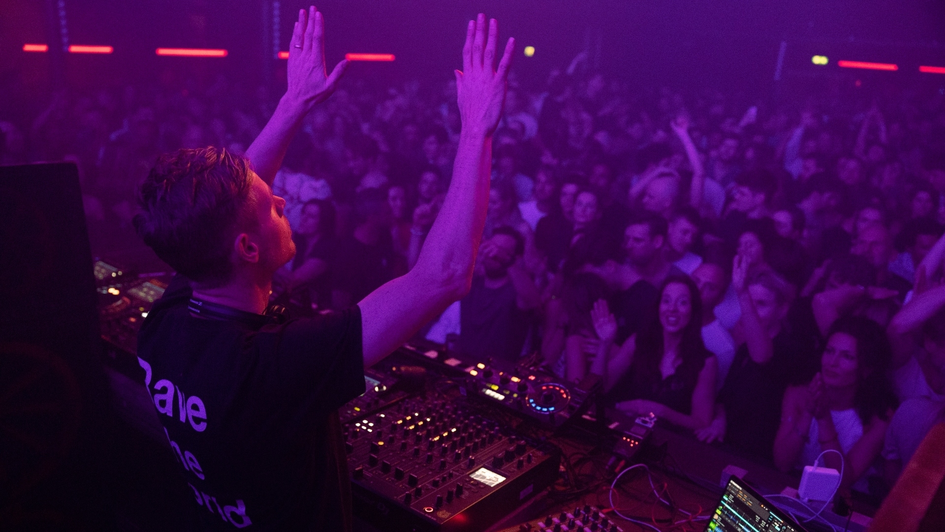Euforie in De Marktkantine, waar dj Joris Voorn zaterdagnacht de hoofdact vertegenwoordigde. Foto: Iris Zebli