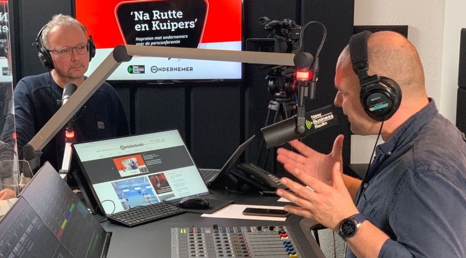 Live vanuit de New Business Radio-studio op het Mediapark in Hilversum: Na Rutte en Kuipers met Ron Lemmens (rechts) en Robert van den Ham.