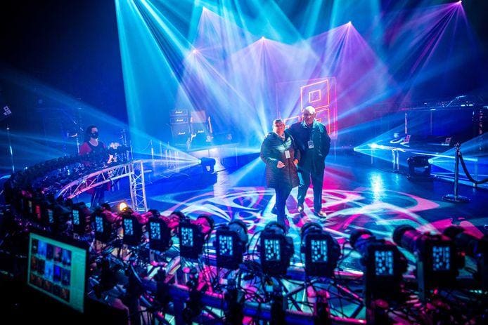 Maart vorig jaar werden mensen na het stemmen voor de Kamerverkiezingen als artiest in het zonnetje gezet bij het stembureau in Poppodium 013. Foto: ANP.