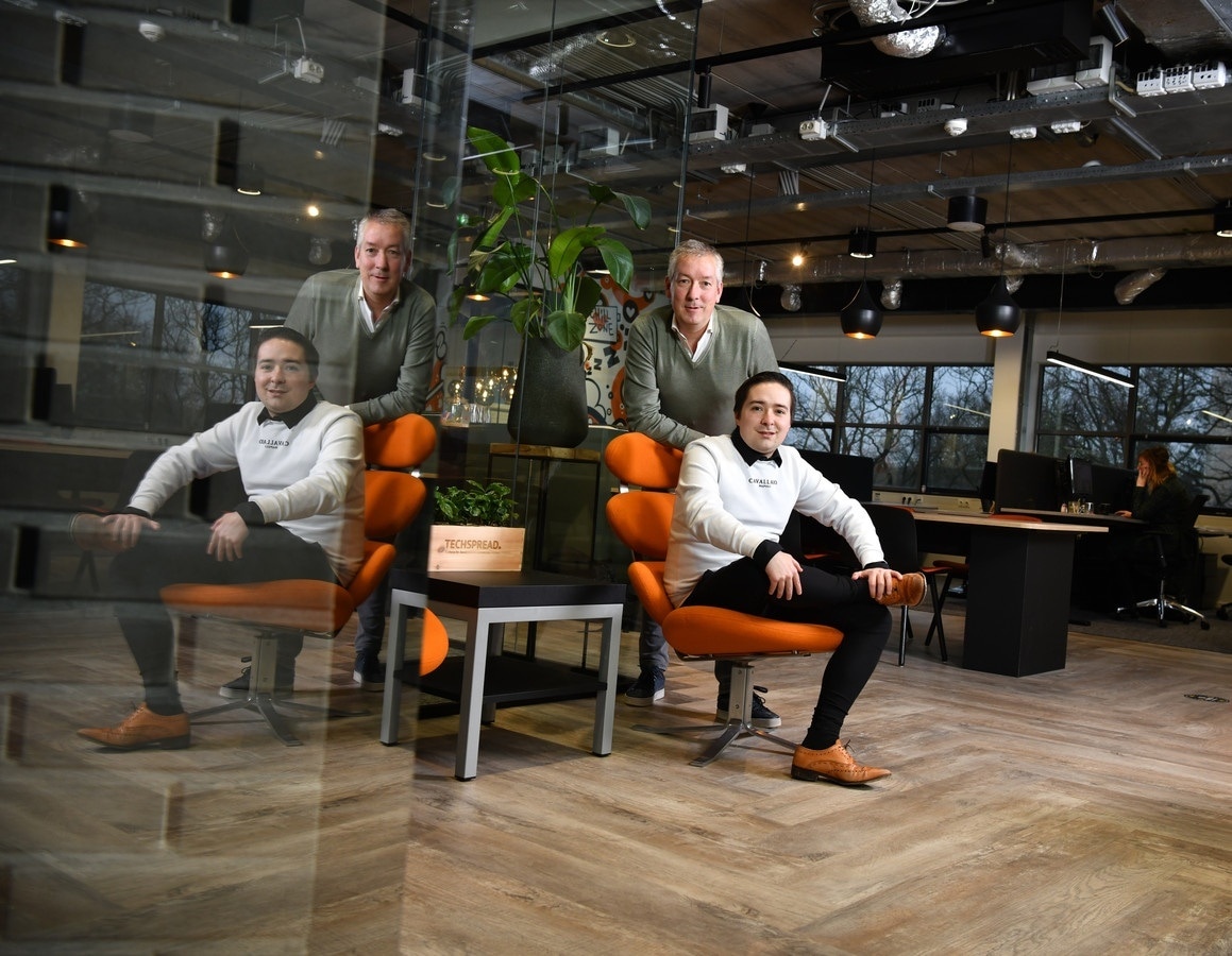 Rowin du Gardijn (zittend) van Verzekeringsmaatschappij Du Gardijn en zijn vader Wouter. Foto: Eric Brinkhorst