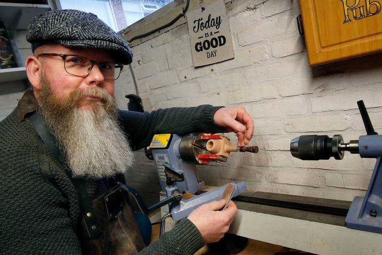 Pijpenmaker Martin Romijn achter zijn werkbank in de schuur. Foto: Cor de Kock.