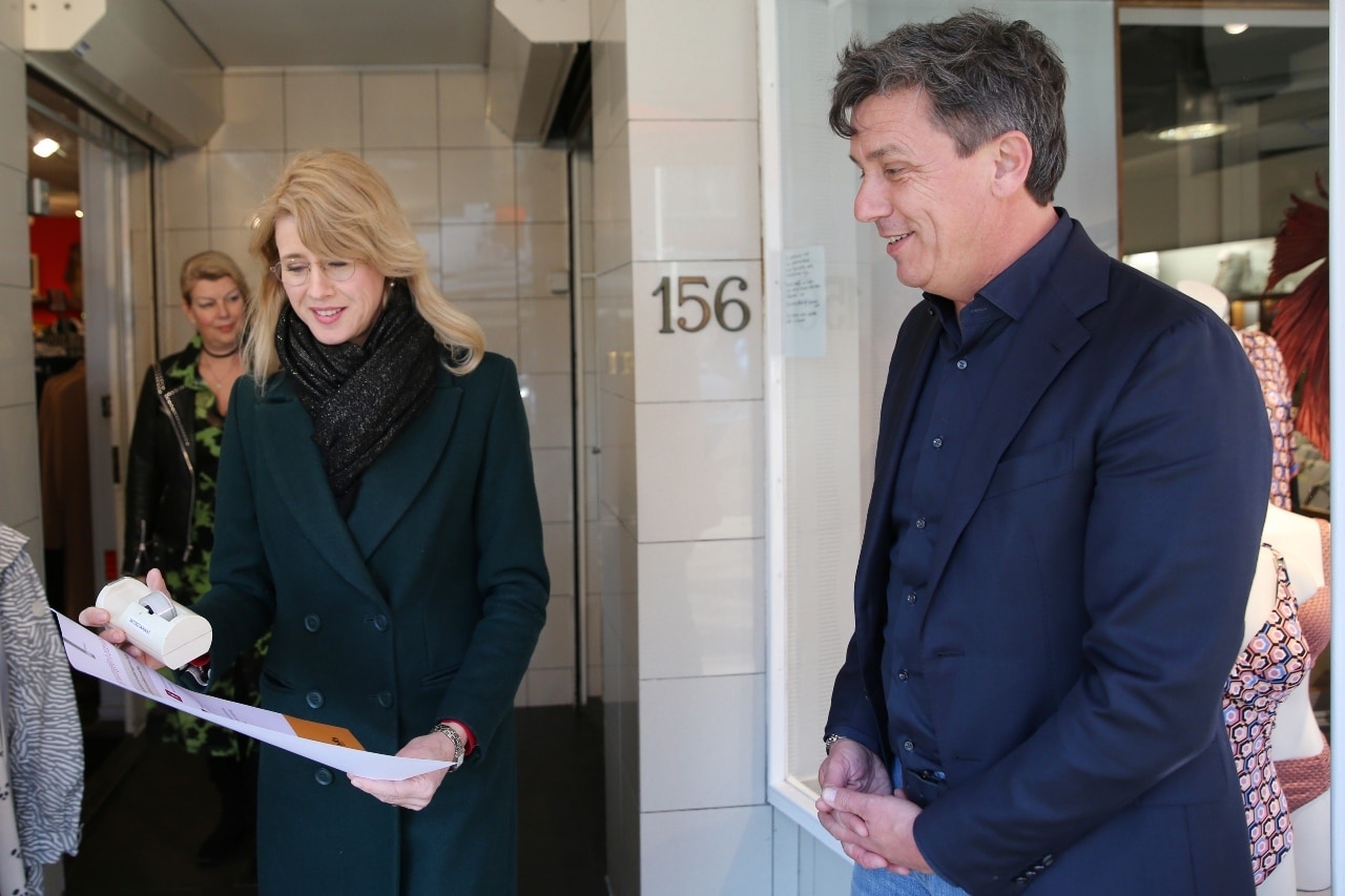 Jacco Vonhof samen met toenmalig staatssecretaris Mona Keijzer. Keizers petitie Onverdeeld Open heeft veel steun onder ondernemers. Foto: ANP.