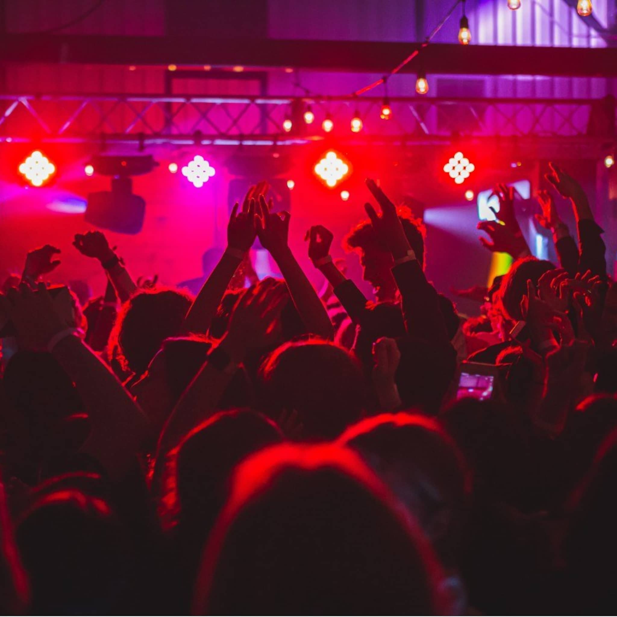 nachtclubs riskeren boete tot 50 000 euro als ze zaterdag open gaan
