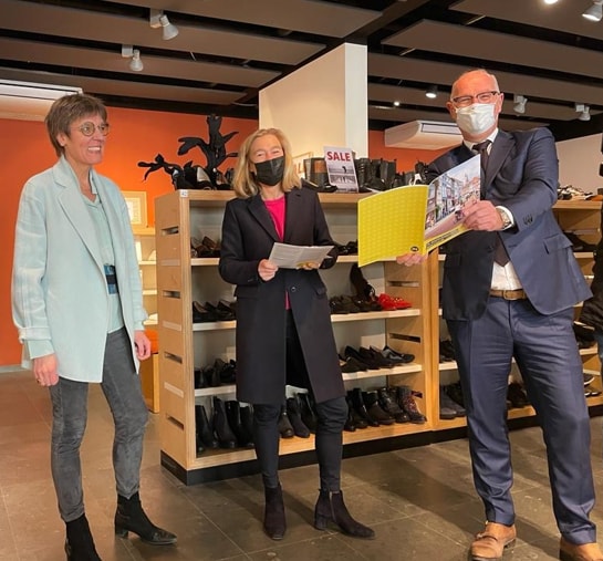 Jan Meerman (r), directeur INretail, overhandigde begin deze week EZ-minister Adriaansens een onderzoek over de winkelstraat. Ondernemer Anke Griffioen (l) kijkt toe. Foto: Inretail.