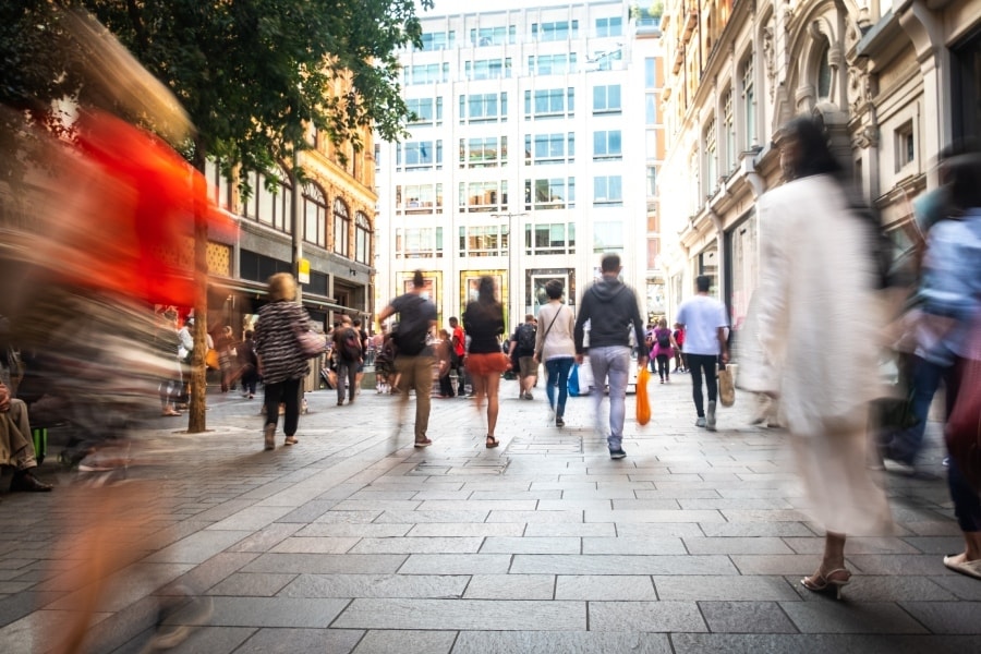 De fysieke winkelstraat heeft het zwaar door de extreme marktmacht van de digitale platformen. Foto: Shutterstock.