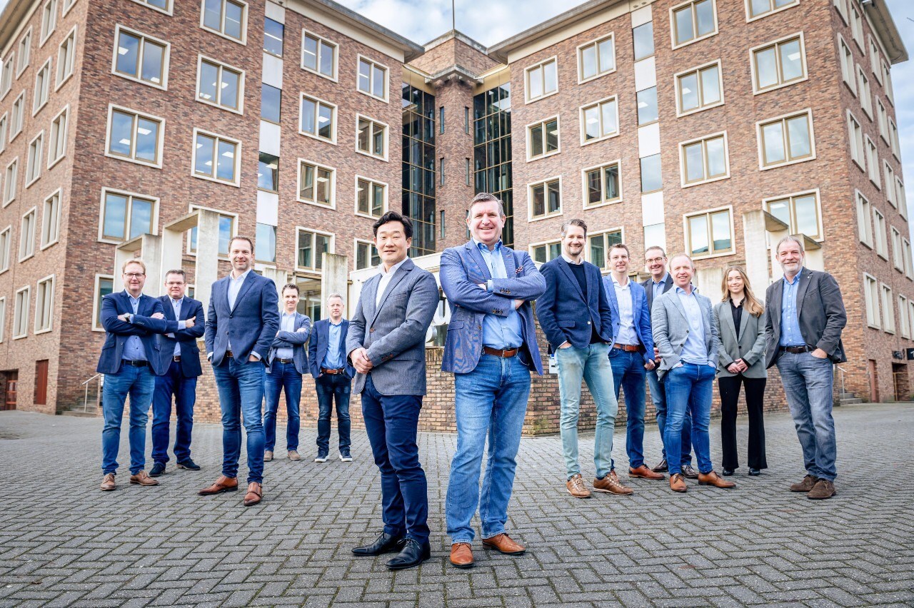 Bas Nauta (linksvoor) en Marc Halma met hun team voor het nieuwe kantoor in Arnhem. Foto: Oliver Verheij
