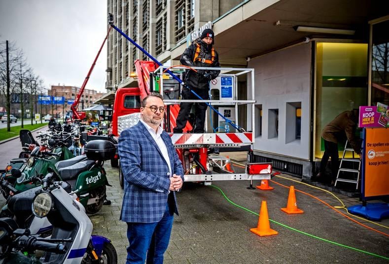 Roger van den Donker van schoonmaakbedrijf ACW. ,,Mensen zijn bij ons echt mensen. Daar wordt over gesproken in de branche." Foto: Frank de Roo