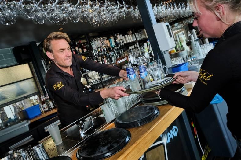 Wesley de Gooijer, mede-eigenaar van vijf Jofel-restaurants in de regio, heeft moeite personeel te vinden. ,,Er staat een kok uit Sri Lanka in de keuken." Foto: Roel Dijkstra