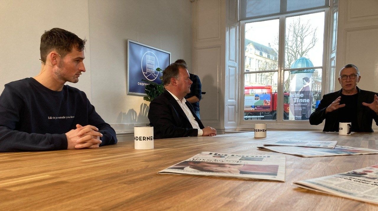 Links op de foto Daan Broekman, op de foto rechts naast hem Hans Biesheuvel en presentator Thomas Hendriks.