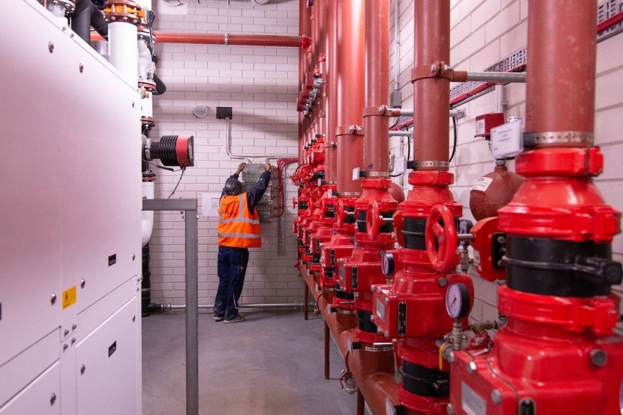 Een installateur is aan het werk bij The Mall of the Netherlands. Foto: Lance Free