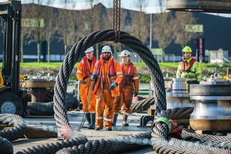 Bij de Hendrik Veder Group verkopen ze geen huis-tuin-en-keukenkabels, maar juist van die enorme joekels, bedoeld voor de maritieme industrie. Foto: Hendrik Veder Group/Hilko Visser,