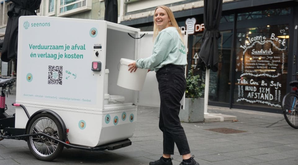 Techafvalverwerker Seenons haalt bij YB restanten yoghurt op. Het levert het horecabedrijf een enorme besparing op. Foto: YB