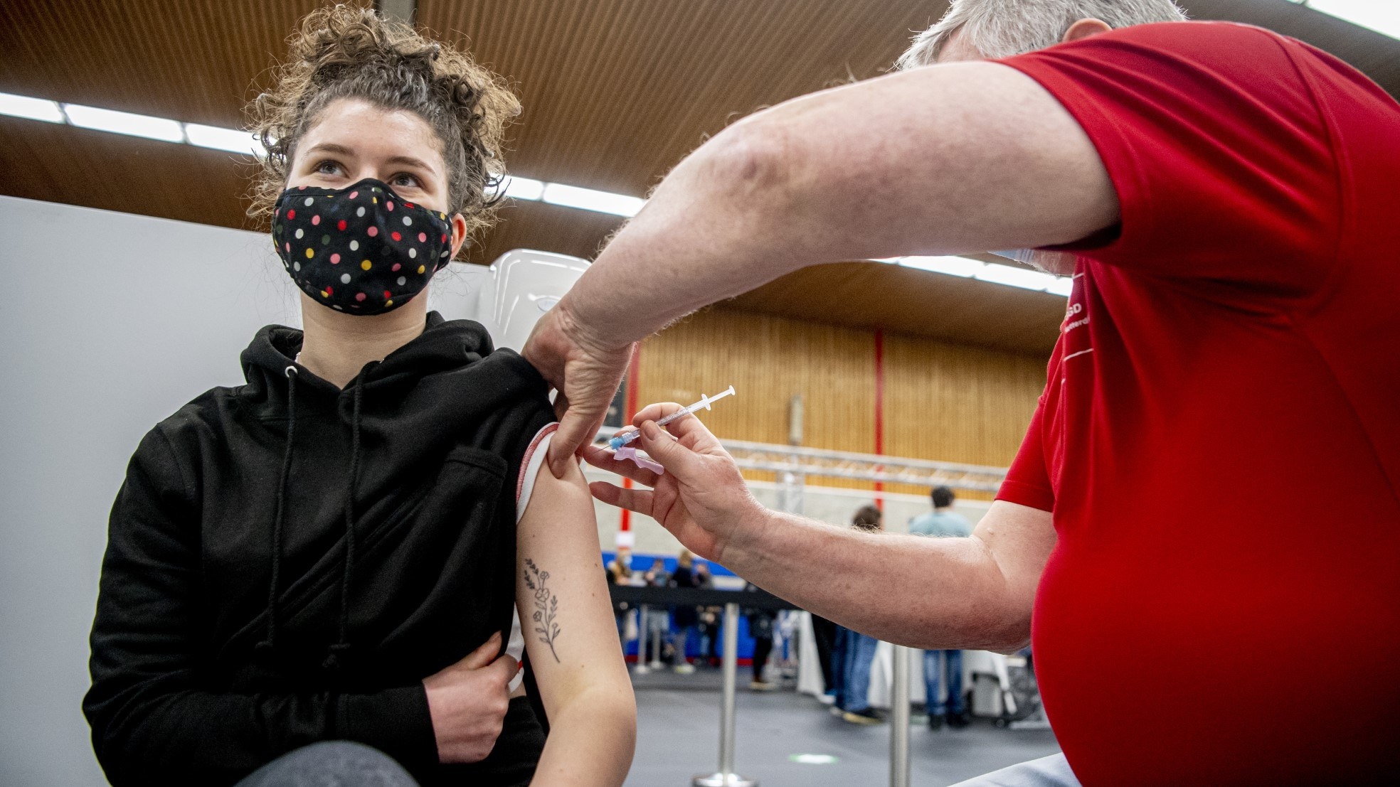 De reissector vindt dat boosterprikken voor jongeren toegestaan moeten worden. Foto: ANP