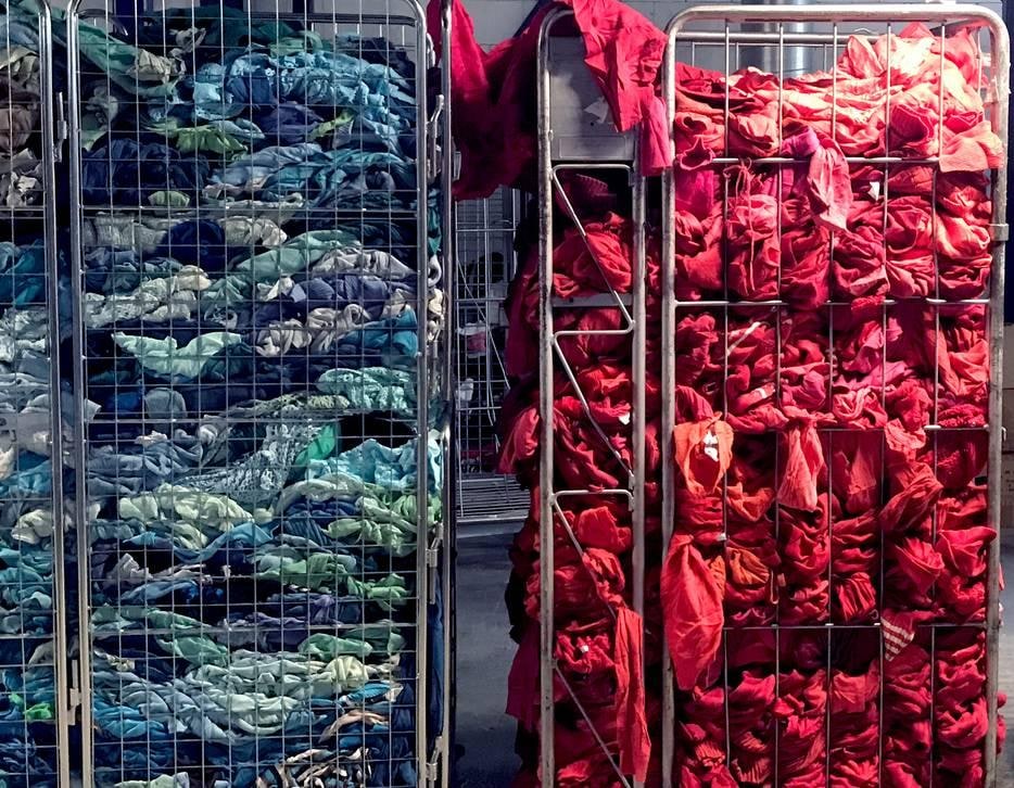 In een mengkamer stelt Brightfiber Textiles de gewenste kleur samen, waarna een spinnerij van de vezels garen maakt. Foto: Brightfibers.