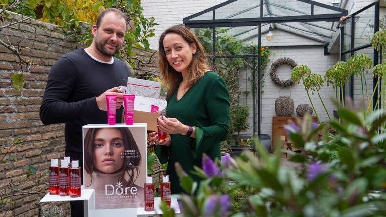 Peter Vandermissen en Sachiko van Veen; duidelijk trots op hun product. Foto: NU.nl/Ron Magielse.