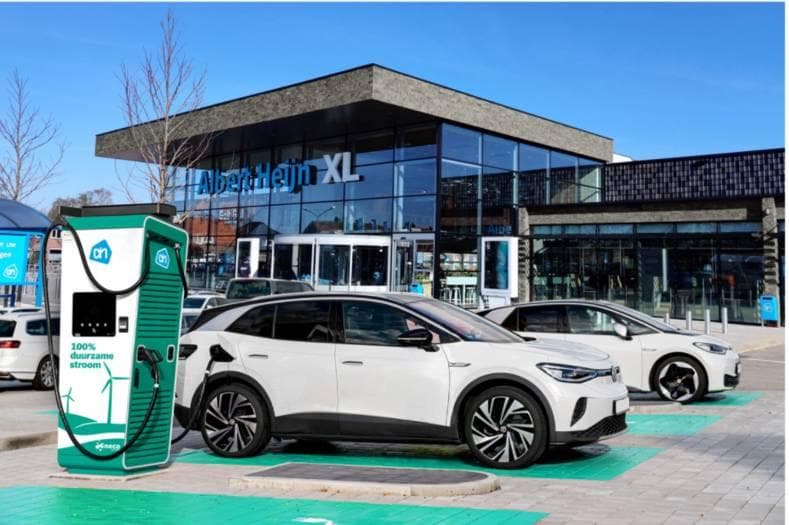 Snelladen wordt dit jaar al mogelijk bij een groot aantal vestigingen van Albert Heijn. Maar wat het opladen gaat kosten is nog niet bekendgemaakt. Foto: Eneco.