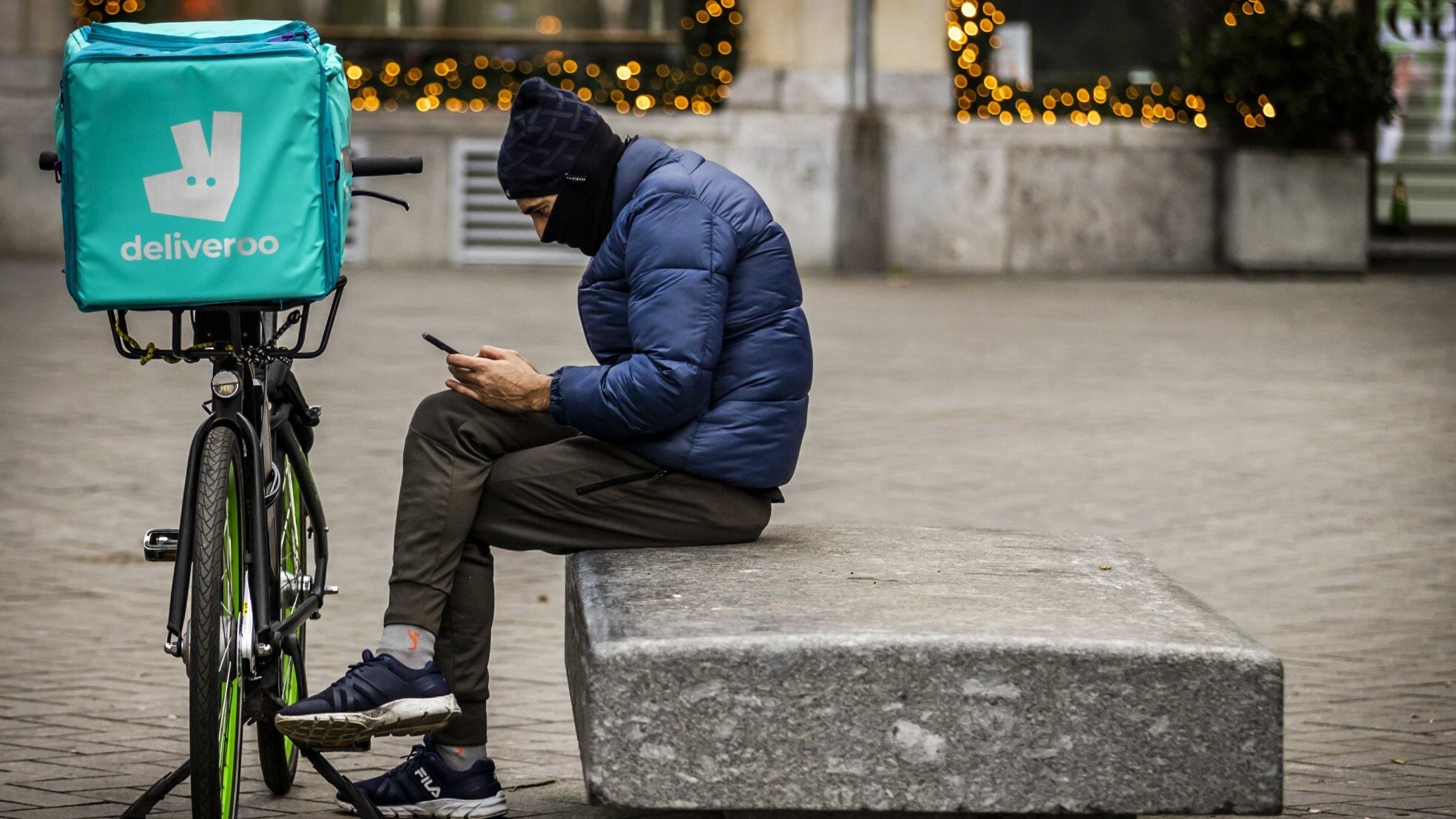FNV voert al langer een juridische strijd tegen de 'schijnconstructies' bij platformbedrijven zoals maaltijdbezorger Deliveroo. Foto: ANP