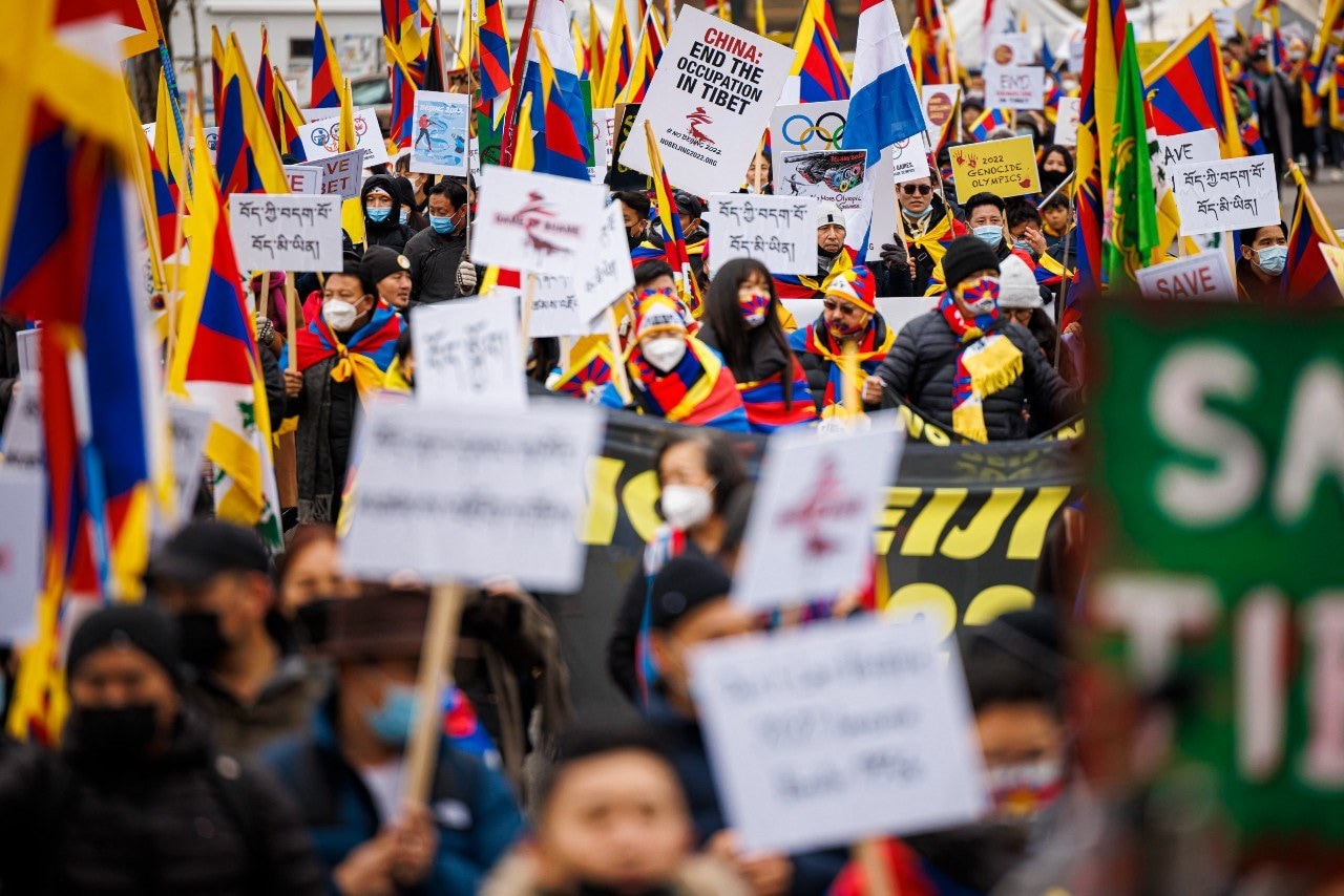 Tibetaanse demonstranten nemen deel aan een protestmars van het hoofdkantoor van het Internationaal Olympisch Comité (IOC) in Lausanne, voorafgaand aan de opening van de Olympische Winterspelen van 2022 in China. Foto: ANP.