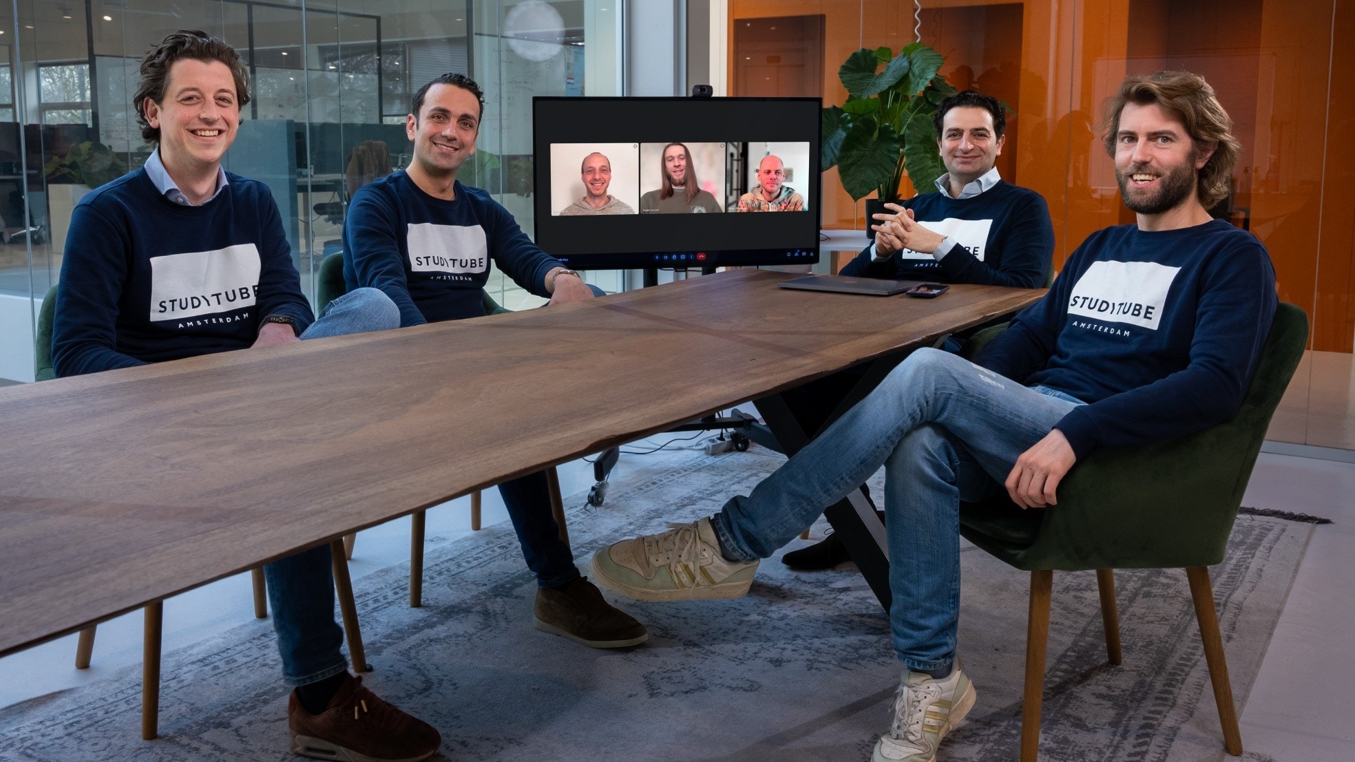 Het management van Studytube en Springest. Van links naar rechts: Sebastiaan Menheere, Farzad Henareh, Ewout Meijer (screen), Stepan Suvorov (screen), Ruben Timmerman (screen), Homam Karimi en Gerhard Riphagen. Foto: Studytube