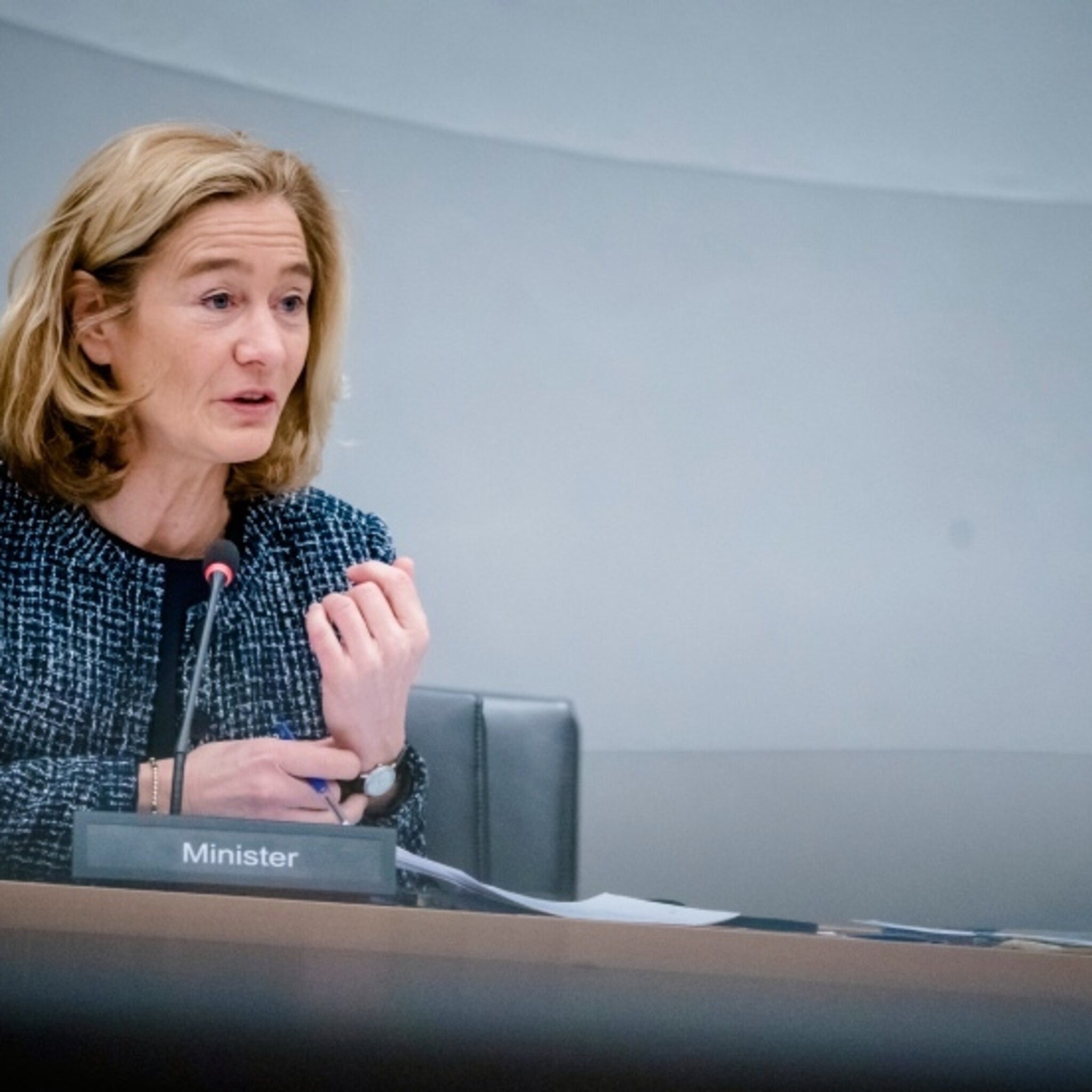 minister adriaansens van ez kvk nu al bereid sneller adressen af te schermen