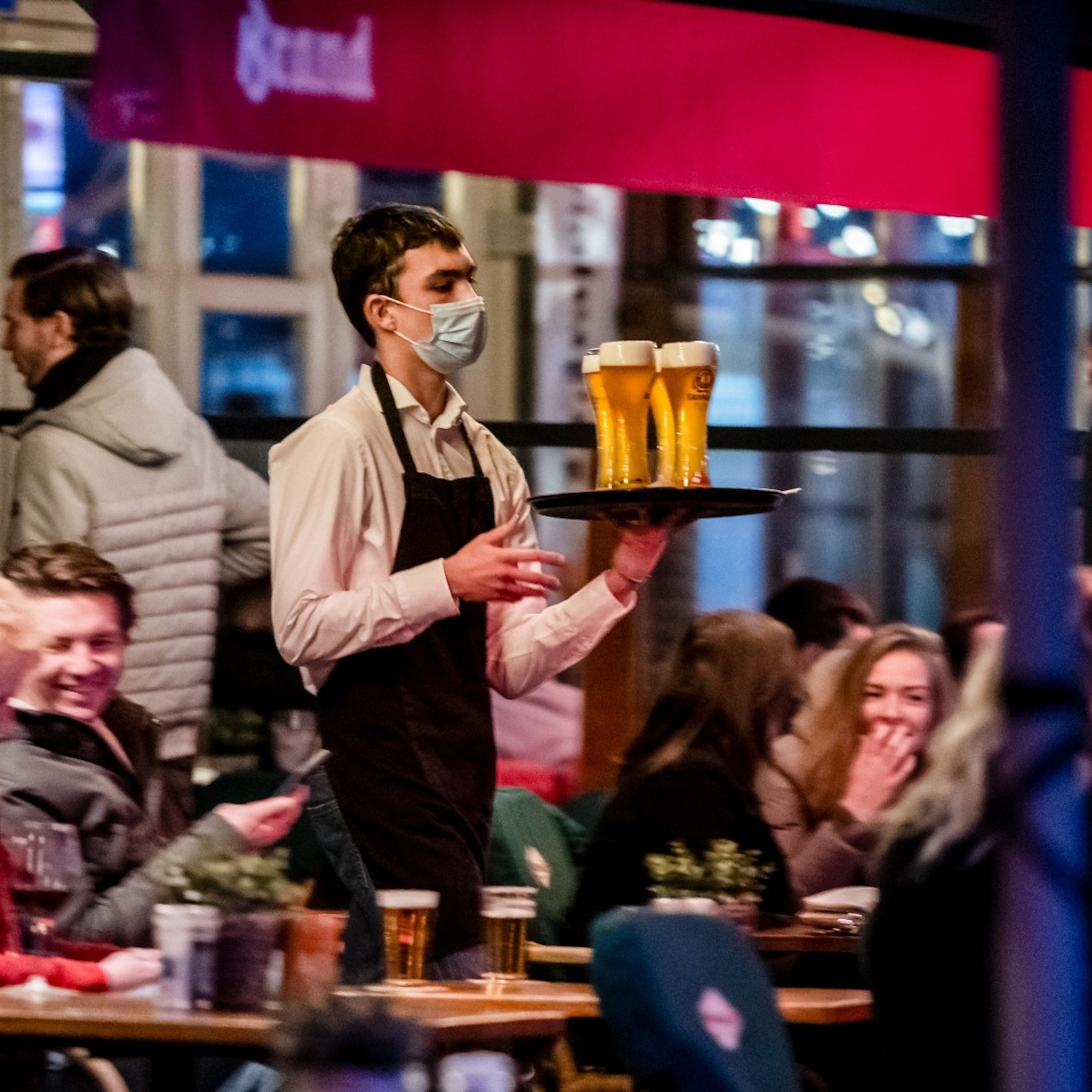 horecamedewerker extra betaald op zaterdag niet het antwoord op personeelstekort