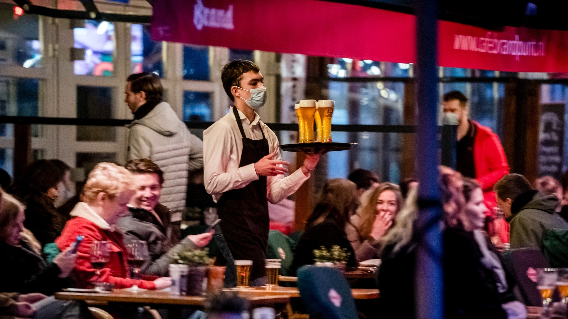 Personeel extra betalen om ze op zaterdag te laten werken? Volgens de experts is het niet de oplossing voor het grote personeelstekort in de horeca. Foto: ANP
