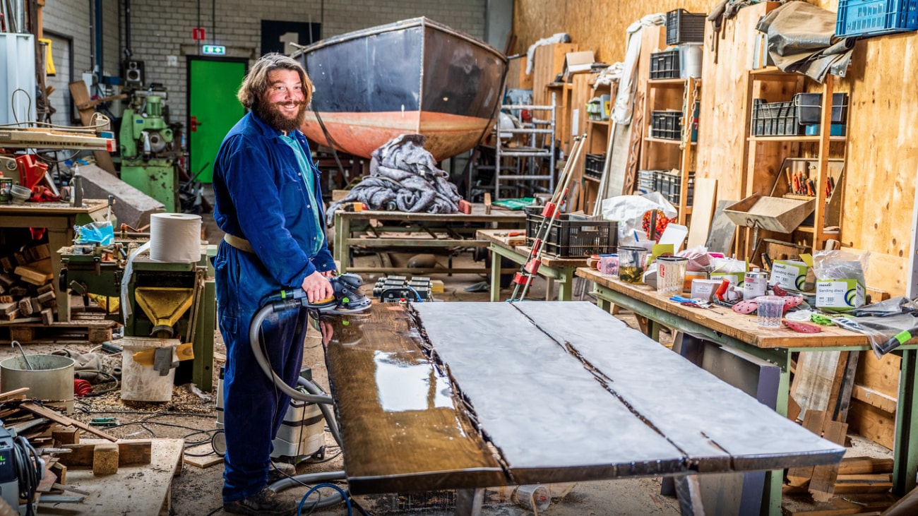 Okke van Beuge: ,,Een handgemaakte tafel is het wachten meer dan waard.” Foto: Frank de Roo