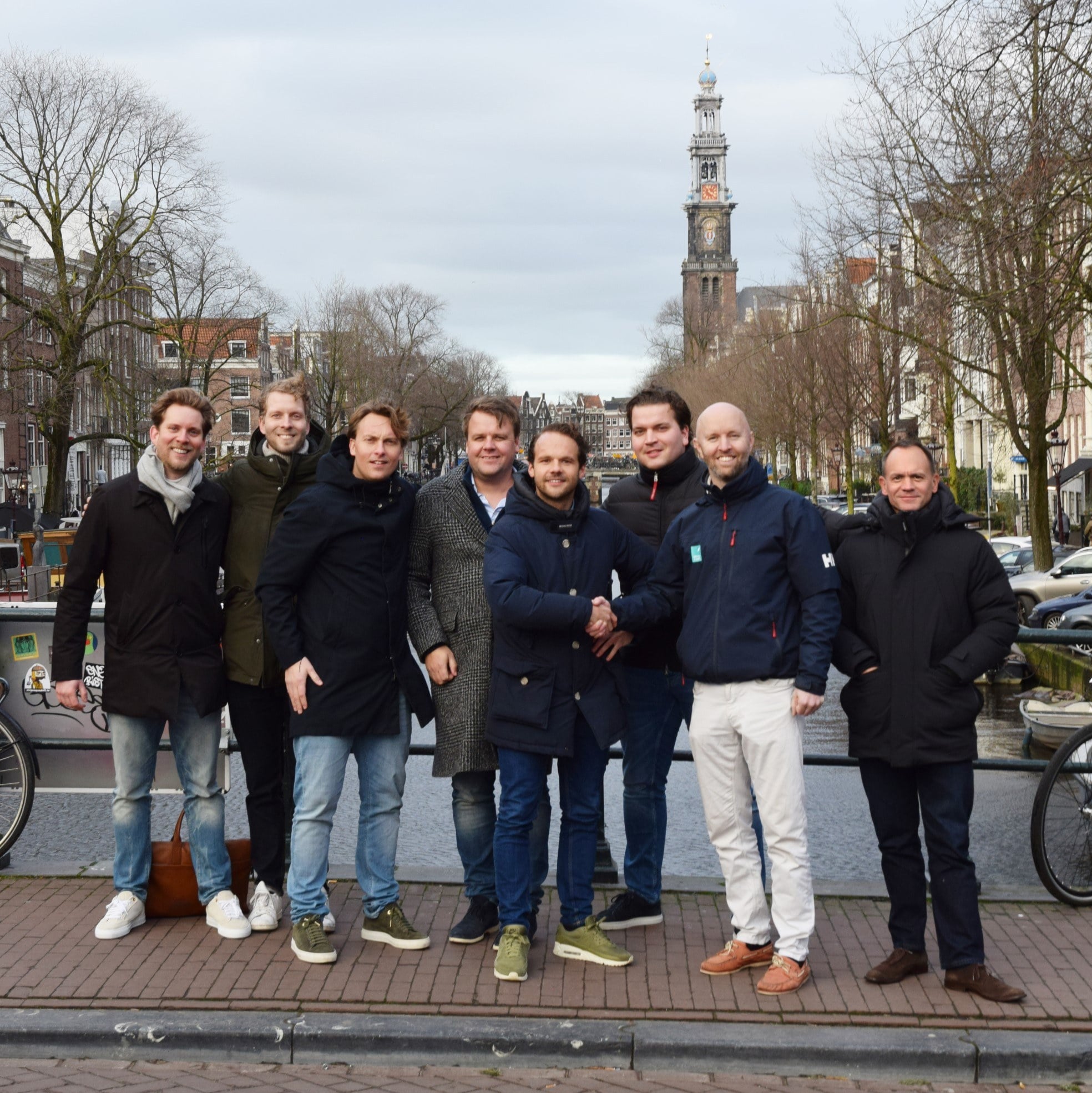 Het team achter Barqo met oprichter Thijs Janssen handenschuddend met Matt Ovenden (rechts). Foto: Barqo