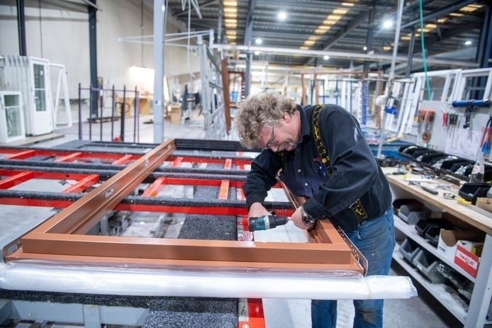 De kozijnen van Kozijnshop.nl worden geproduceerd bij Webo in Rijssen. Foto: Lenneke Lingmont