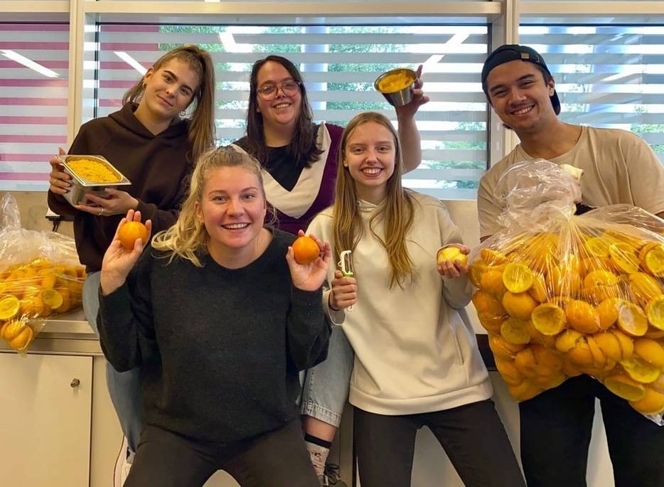 De studenten van Peel Liqueur, de duurzame likeur van overgebleven sinaasappelschillen Foto: Inholland
