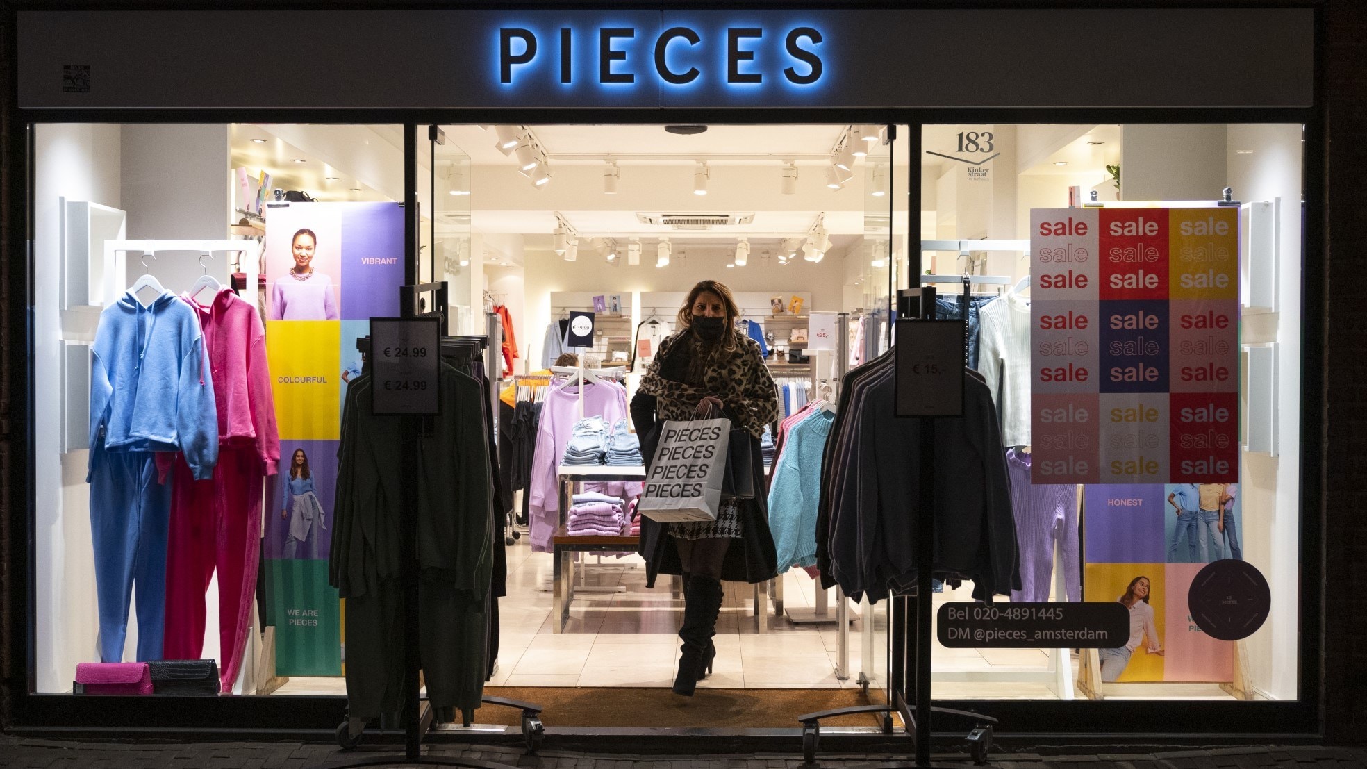 Uitverkoop in een Amsterdamse winkel. Door de versoepelingen mogen winkels op koopavond weer tot 21.00 uur openblijven. Foto: ANP