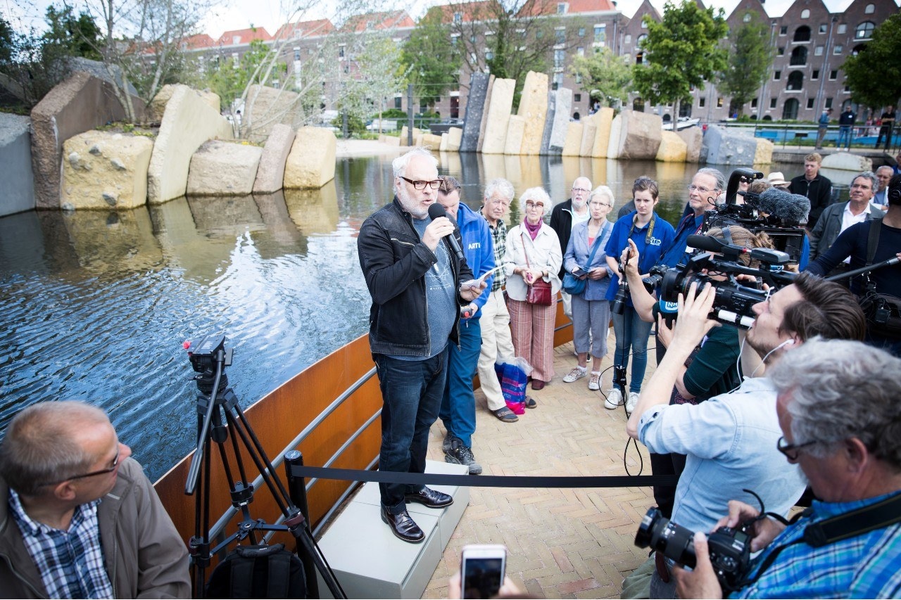 De twee Aziatische olifantenkoeien en kalfje Sanuk maken kennis met hun nieuwe buitenverblijf in Artis. Voortaan hebben de beesten in de dierentuin meer beweegruimte en kunnen ze het water in. Natuurlijk Nico Dijkshoorn bracht een ode aan ja, de olifanten in Artis. Foto: ANP.