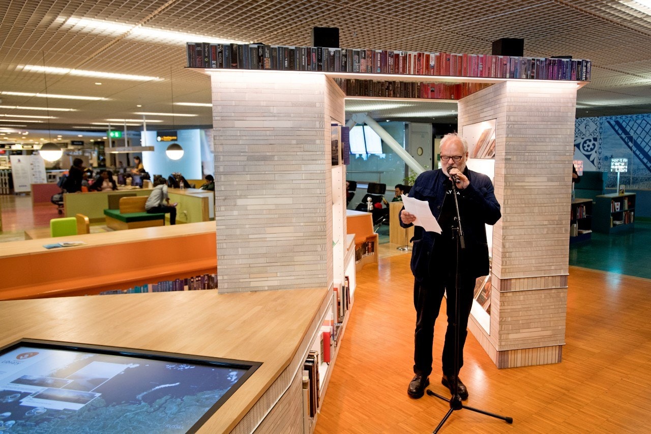 Natuurlijk Nico Dijkshoorn opent de Airport Library. Opening van de Holland Boulevard waar reizigers kennis kunnen maken met cultuur, boeken en exclusieve producten. Achter de fotograaf stond overigens wel wat publiek. Foto: ANP.