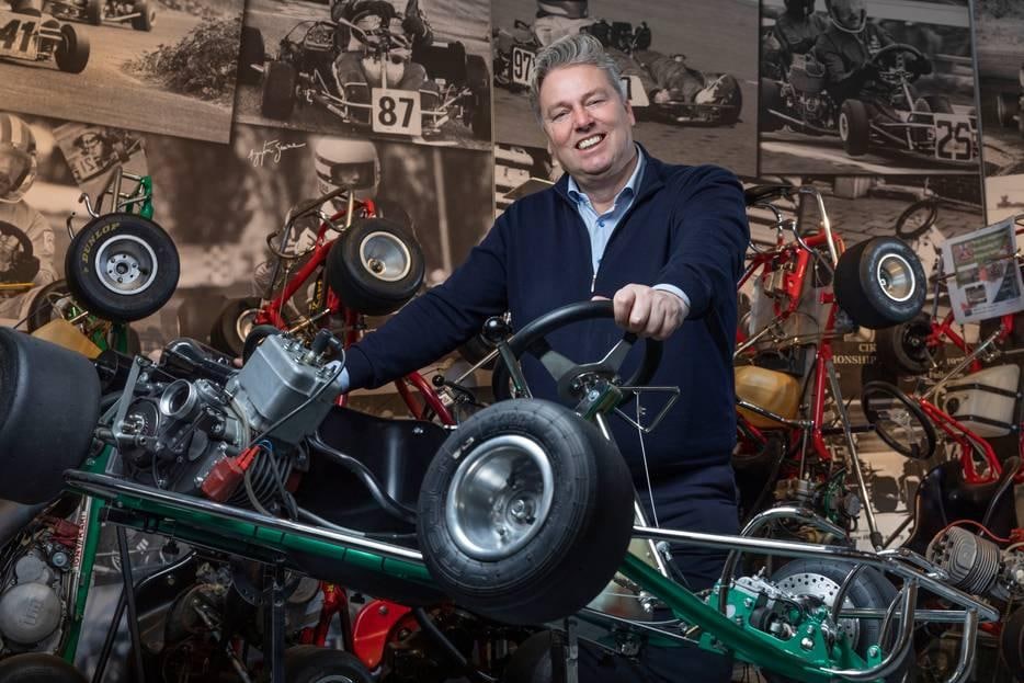 Arthur Dontje over 'het hebben van veel geld'. "Rijden we een dorp binnen waar net die extreme wateroverlast was geweest. Nou, dan voel je je zó arm in je rode Ferrari met Nederlands kenteken. Ik schaamde me diep". Foto: AD/Marco Okhuizen.