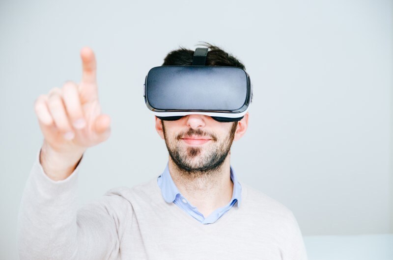 Met een VR-bril op in het metaversum boodschappen doen. Foto: Archief
