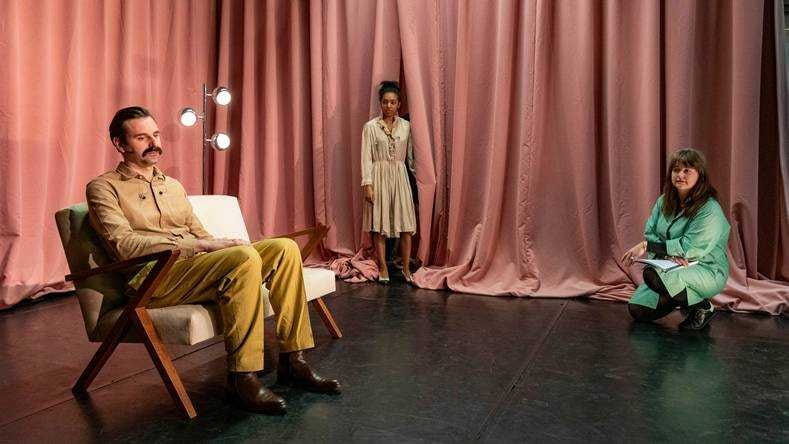 Een repetitie van Het Zuidelijk Toneel, met acteur Joep van der Geest (links) en rechts regisseur Sarah Moeremans. Foto: Joris Buijs.
