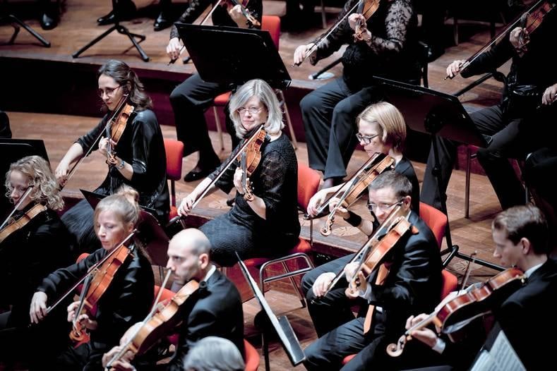 Violist Heidi Poessé (midden) van Philharmonie Zuidnederland: ,,Normaal gesproken hol je van project naar project. Ik heb het steeds positief ingestoken, maar je mist je collega’s, het samenspel waarin je onderdeel bent van een groter geheel.” Foto: Simon van Boxtel.