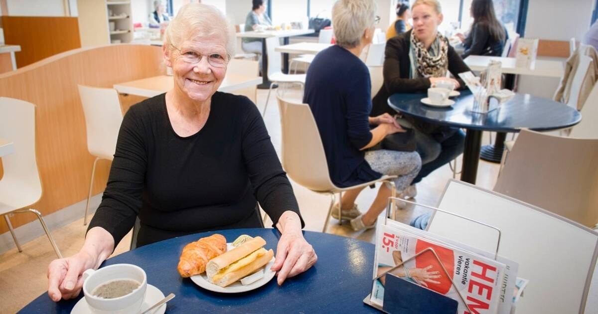 Joke van Gelder kwam tot wel vijf keer per week bij HEMA voor een broodje en een kop koffie. Foto: Olaf Smit