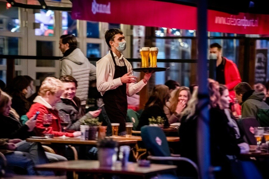 De prijs voor een biertje kan wel 15 tot 20 procent hoger uitvallen. Foto: ANP.