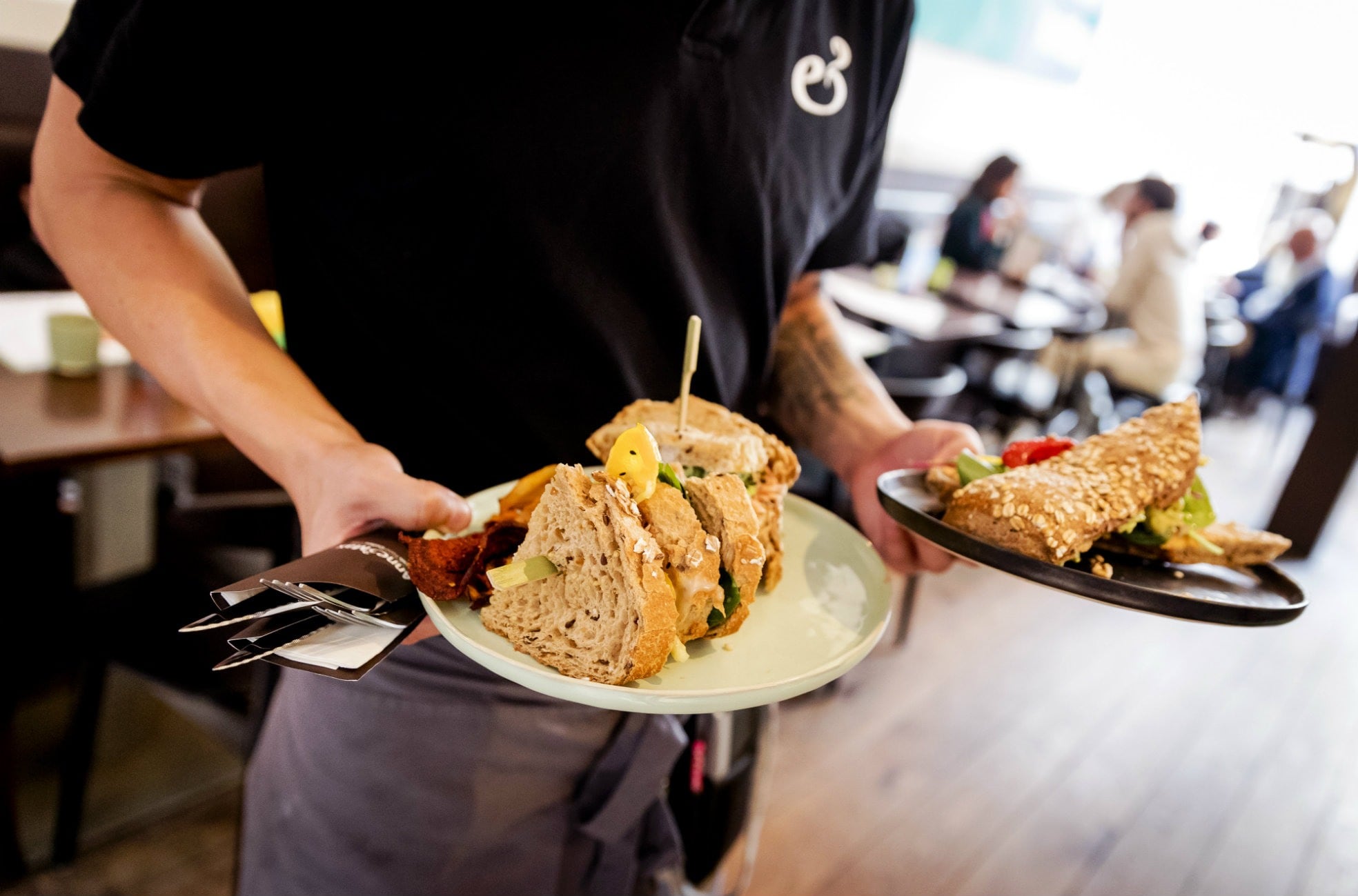 schreeuwend personeelstekort horeca omdat ggd mensen wegpikt