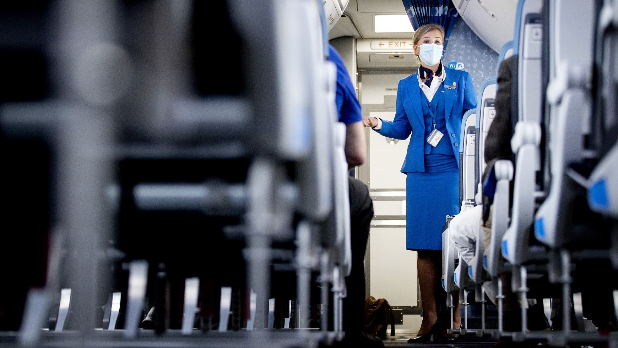 Een cabin attendant van KLM in een vliegtuig op Schiphol Airport. Foto: ANP