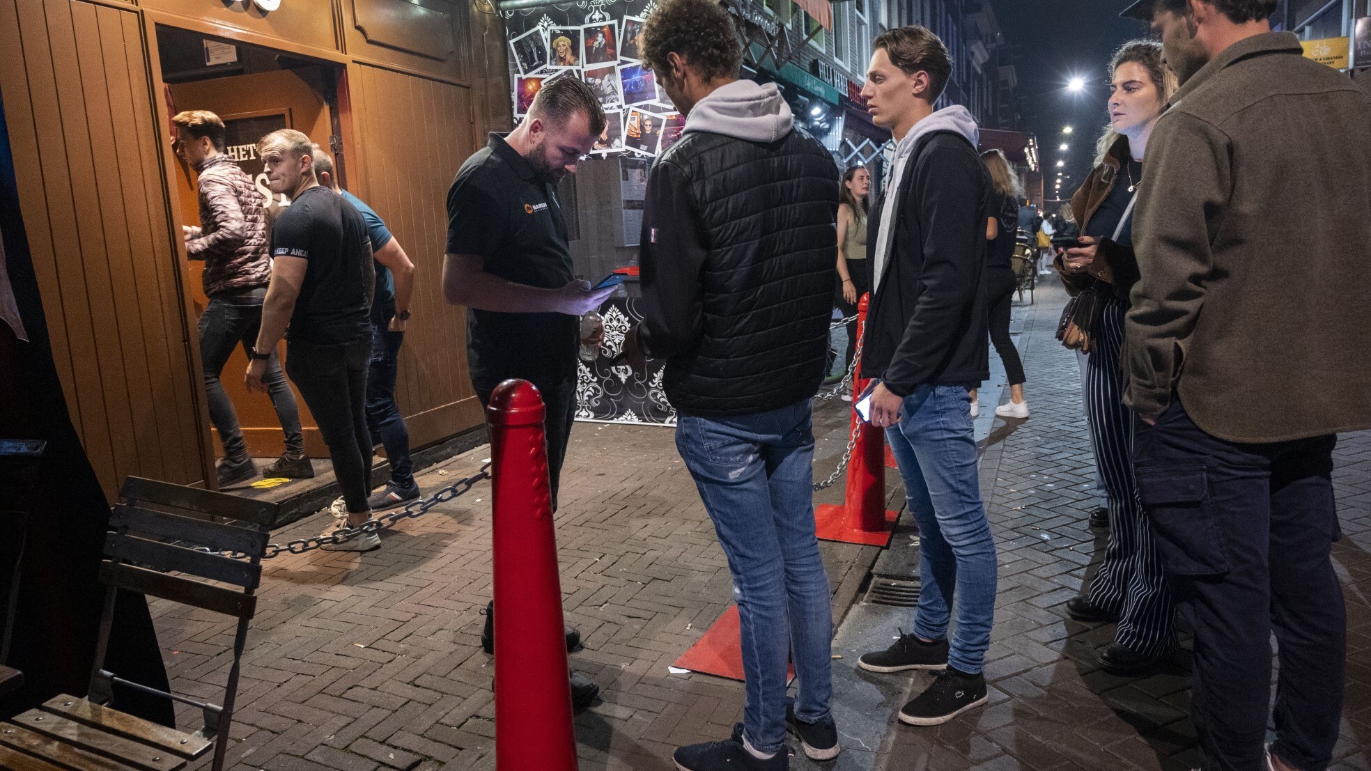 Archiefbeeld: jongeren staan in Amsterdam in de rij om naar binnen te mogen bij een kroeg. Foto: ANP