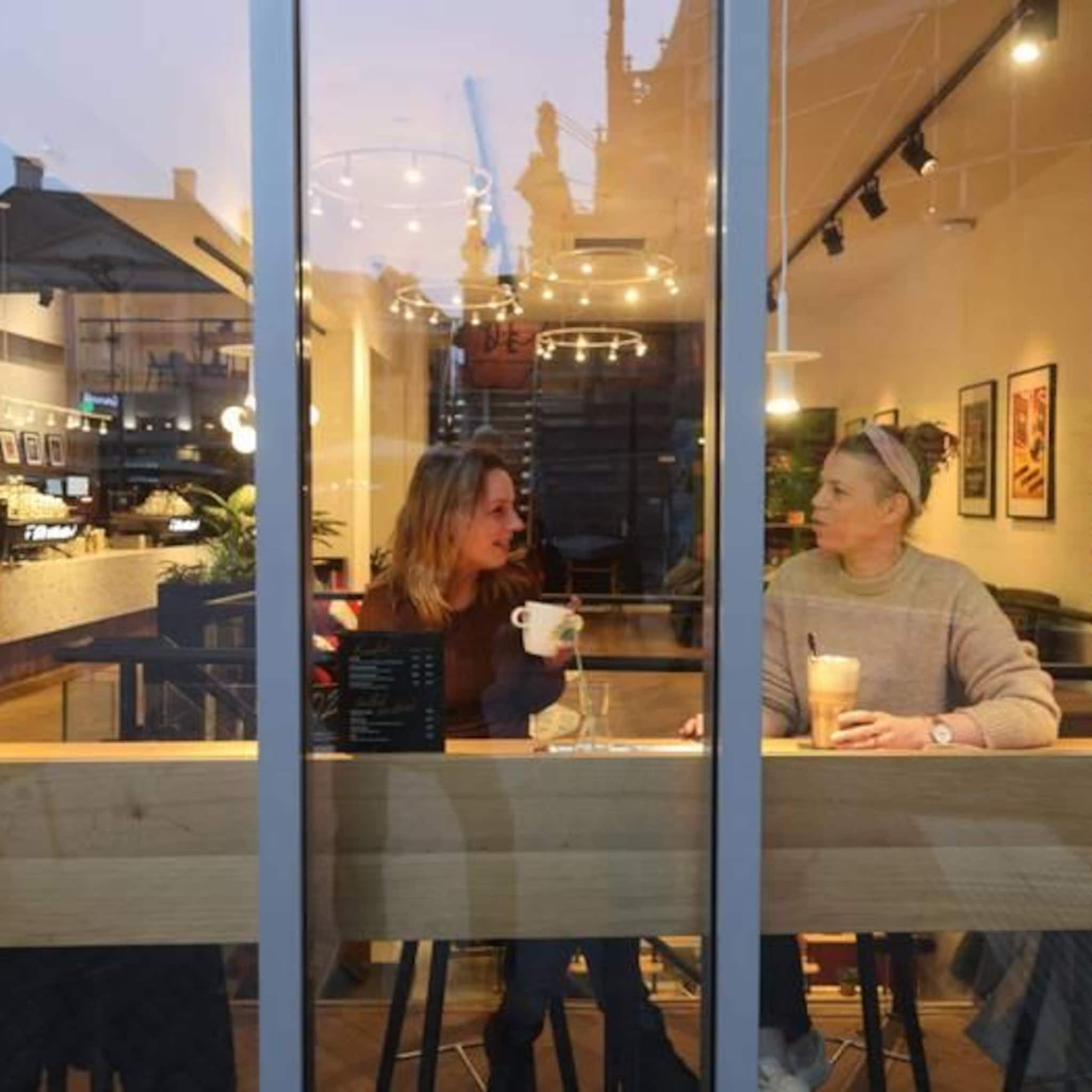veel blijdschap bij eerste gasten in zwolse horeca maar het opstarten kost tijd